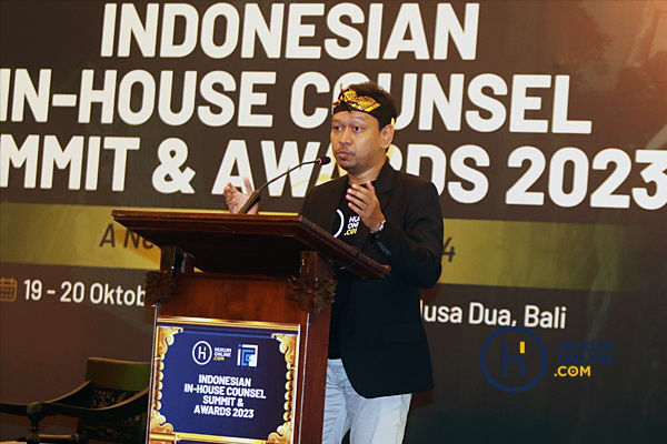 Chief Executive Officer Hukumonline, Arkka Dhiratara, memberikan sambutan pembukaan pada acara Indonesian In-House Counsel Summit & Awards 2023 yang diadakan di Grand Hyatt, Nusa Dua, Bali.