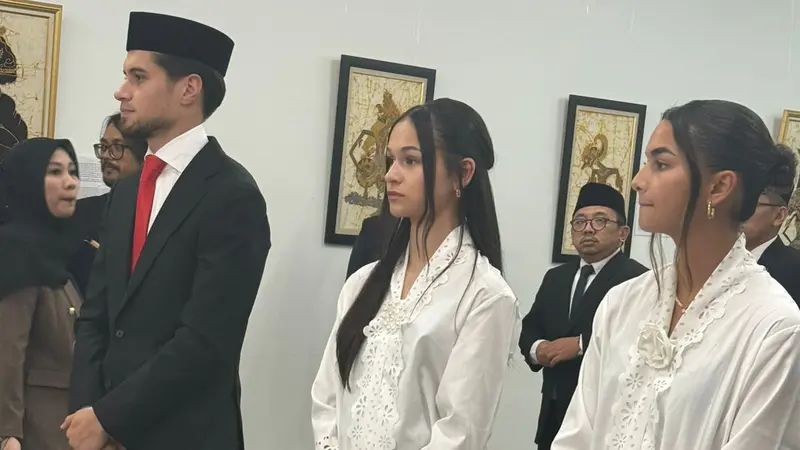 Kevin Diks bersama dua pemain keturunan lainnya, Noa Leatomu dan Estella Loupatty, kini secara resmi telah menyandang status sebagai Warga Negara Indonesia (WNI). (Bola.com/Dok. Istimewa).