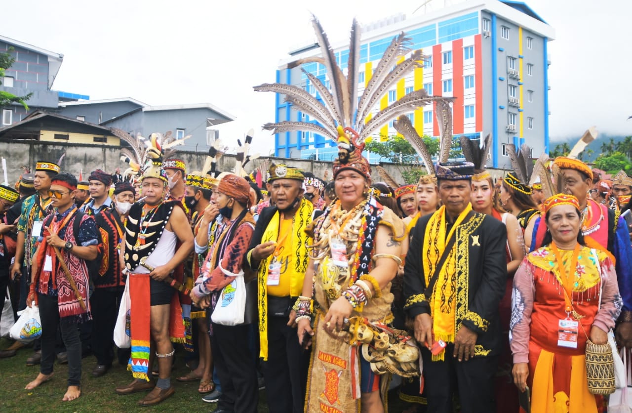 Suasana acara pelepasan Kirab Budaya Masyarakat Adat Nusantara berlangsung di lapangan Theys Eluay Sentani (kmanvi.jayapurakab.go.id).