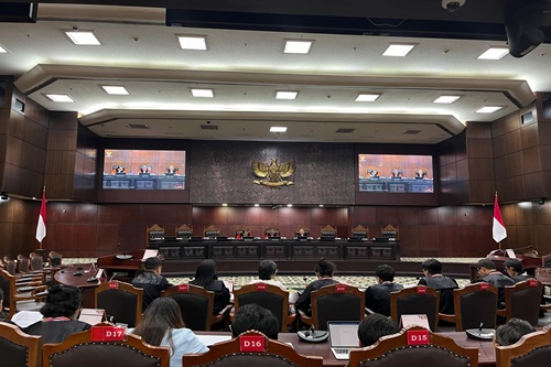 Sidang di Mahkamah Konstitusi (www.aman.or.id).