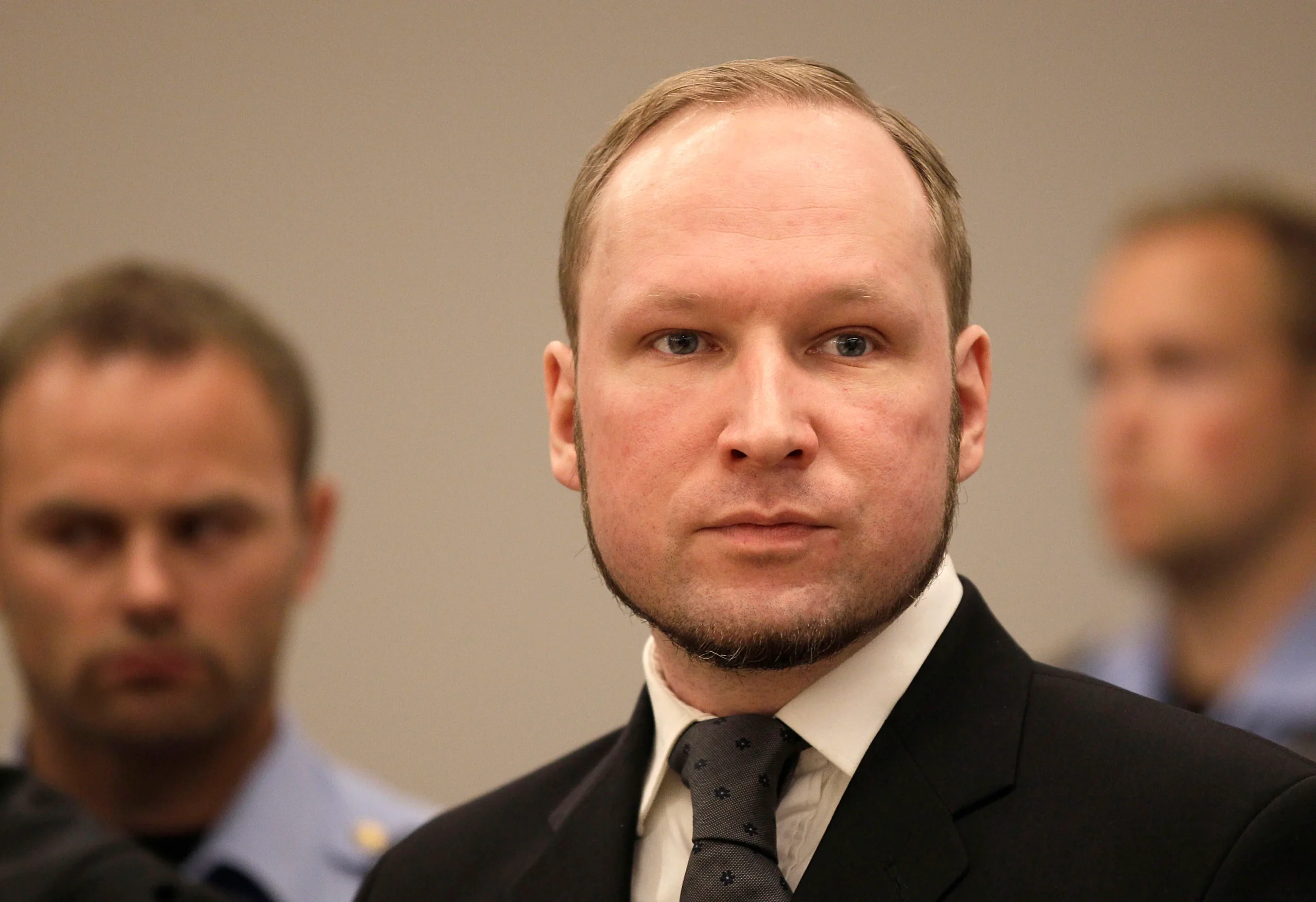 Anders Behring Breivik mendengarkan hakim di ruang sidang, di Oslo, Norwegia pada 24 Agustus 2012 (Frank Augstein—AP).