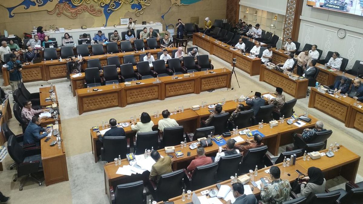 baleg-dpr-gelar-rapat-bahas-ruu-pilkada-dihadiri-menkumham-mendagri_169