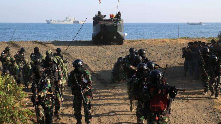 Prajurit Korps Marinir TNI AL melakukan pendaratan dalam Latihan Gabungan Bersama (Latgabma) Super Garuda Shield (SGS) 2023 yang berlangsung di Pantai Banongan, Situbondo, Jawa Timur, pada bulan September 2023. (Foto: ANTARA FOTO/Budi Candra Setya)