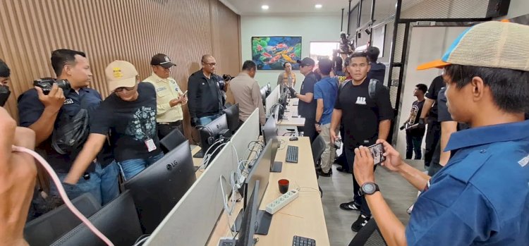 Polda Metro Jaya Melakukan Penggeledahan di Ruko yang Digunakan oleh Tersangka Kasus Judi Online Terkait Pegawai Kementerian Komunikasi dan Digital (www.detik.com).