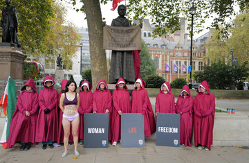 Grup Stage of Freedom yang dipimpin oleh perempuan di London menggelar pertunjukan diam sebagai bentuk solidaritas untuk Ahoo Daryaei, yang ditahan di Teheran setelah berjalan di kampus Universitas Islam Azad dengan mengenakan pakaian dalam sebagai protes terhadap undang-undang hijab yang ketat di Iran. Foto Alamy Stock.