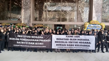 678dea9757840-ratusan-pegawai-kemendikti-melakukan-aksi-demo-dan-minta-presiden-turun-tangan_375_211