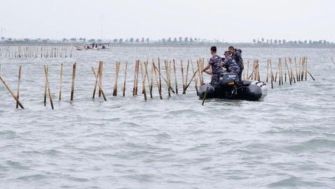 TNI AL bersama masyarakat telah membongkar pagar laut di Tangerang sepanjang 9 km hingga Kamis (23/1). Akan dilanjutkan hari ini. (Humas Kementerian ATR/BPN)