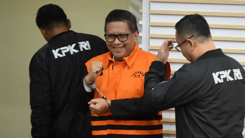 Sekretaris Jenderal PDI Perjuangan, Hasto Kristiyanto, ditampilkan dalam konferensi pers penahanan tersangka di Gedung Merah Putih KPK, Jakarta, pada Kamis, 20 Februari 2025 (Sumber: https://www.bbc.com/indonesia/articles/cgmyp4z4j49o).