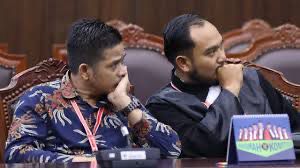 Muhadi selaku Pemohon Prinsipal bersama Kuasanya Wahyudi Sanjaya saat mengikuti Sidang (Humas MK)