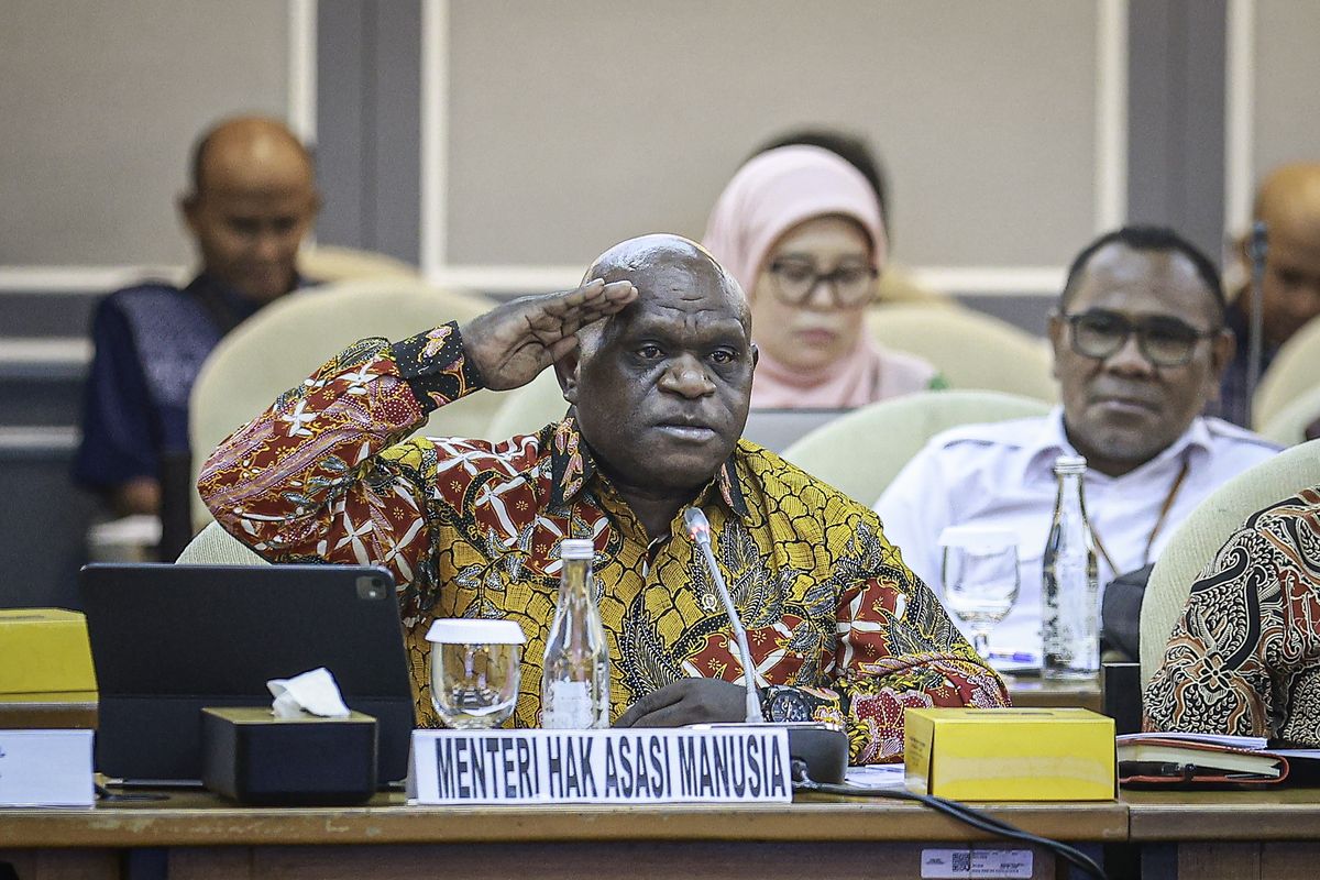 Menteri Hak Asasi Manusia (HAM) Natalius Pigai memberikan penghormatan saat menyampaikan pemaparan dalam rapat kerja bersama Komisi XIII DPR di Kompleks Parlemen, Senayan, Jakarta, pada Kamis, 31 Oktober 2024. Rapat tersebut membahas rencana kerja Kementerian Hak Asasi Manusia. (ANTARA FOTO/Dhemas Reviyanto).