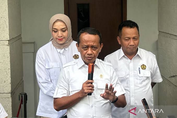 Menteri Energi dan Sumber Daya Mineral (ESDM) Bahlil Lahadalia ditemui dalam jumpa pers di Kantor Kementerian ESDM, Jakarta, Kamis (5/6/2025). (ANTARA/Maria Cicilia Galuh)