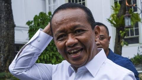 Menteri Energi dan Sumber Daya Mineral (ESDM) Bahlil Lahadalia menyindir orang-orang yang mengeluhkan lapangan kerja tidak ada di Indonesia. (ANTARA FOTO/Galih Pradipta).